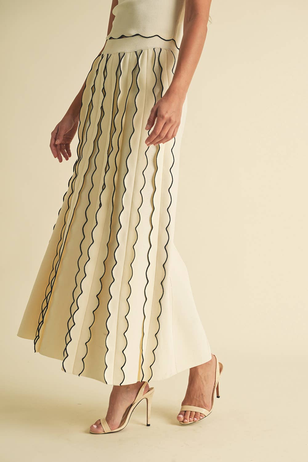 Scallop Edge Pleated Knit Maxi Skirt