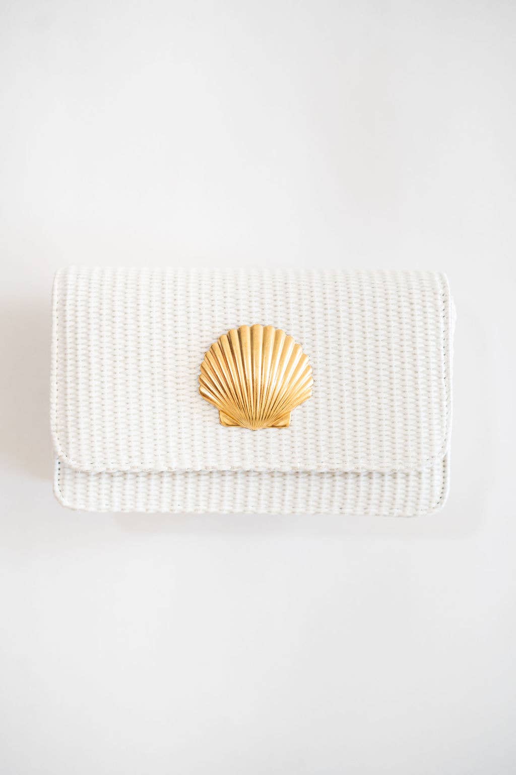 Straw Ruby Clutch / White / Gold Scallop