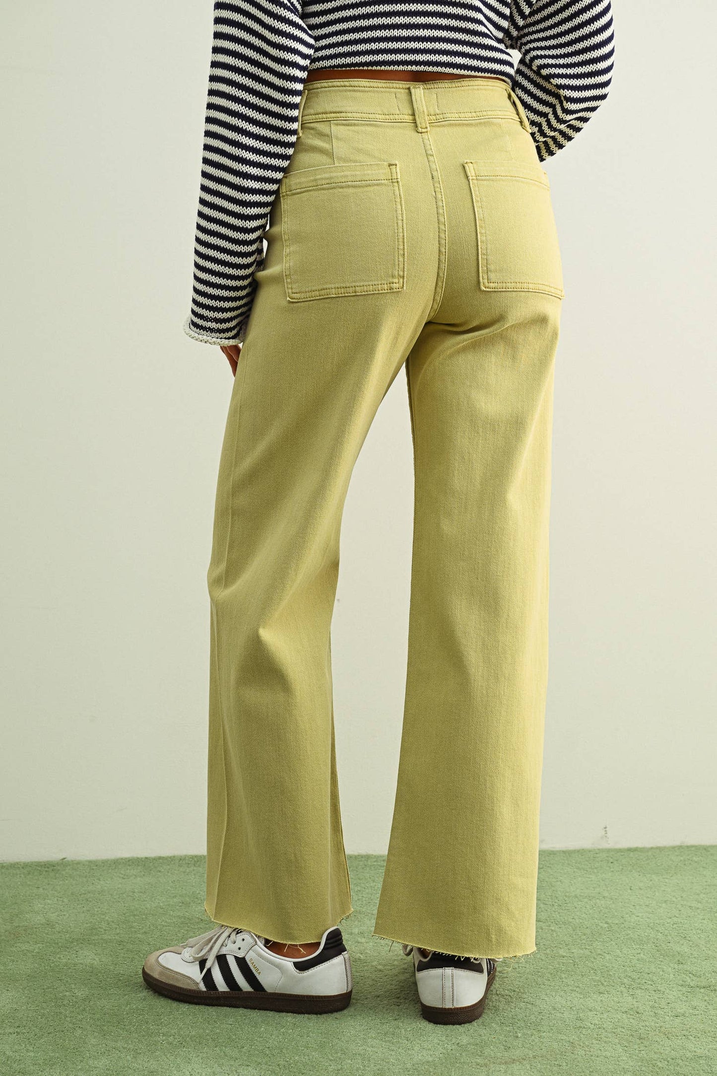 Pants / Wide Leg Denim / Banana